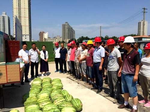 渭南临渭区领导莅临施工一线送清凉