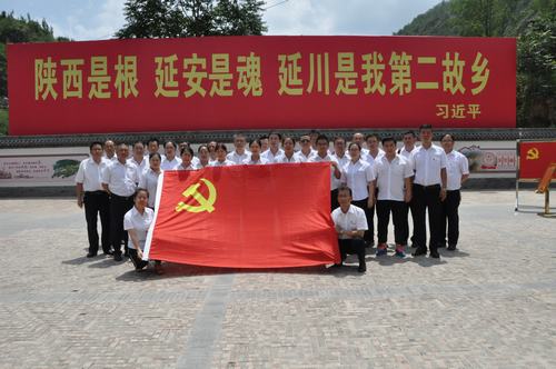 走进梁家河  踏寻初心路
