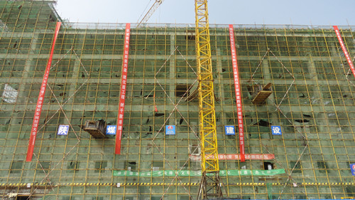 陕煤建设天工公司土建四部承建的榆林曹家滩矿井筛分破碎车间主体封顶