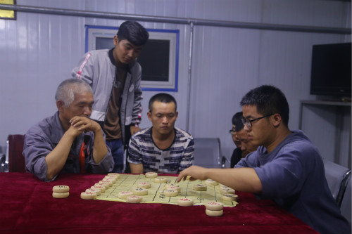 陕煤建设机电安装公司象棋比赛走进项目部