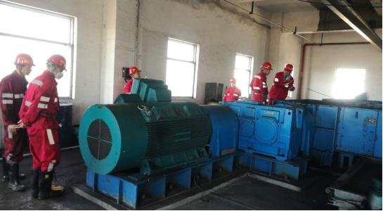 榆北煤业公司总经理石增武深入机电安装公司施工一线开展调研