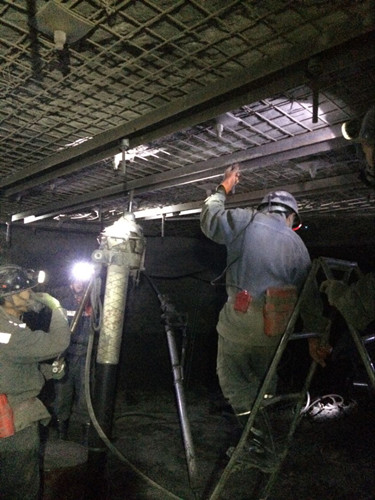 陕煤建设天工公司瑞能矿建项目部110采掘系统巷道顺利贯通