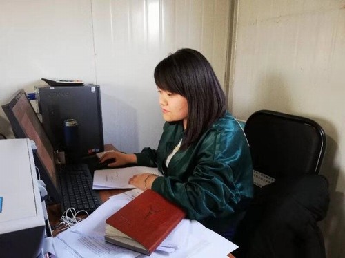 图为工作中的张齐张齐,项目部资料员,一位初入工作岗位的90后女生.