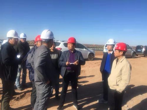 陕西靖神铁路公司副总经理何澄一行深入铜煤公司承建的靖神铁路郭家滩