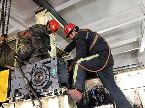 陕煤建设澄合分公司第二机电安装队激战寒冬季更换小保当皮带主轴