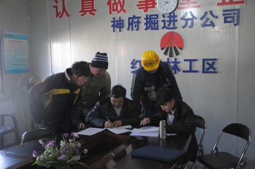 陕煤建设掘进公司：一分都不能少 保障农民工工资显温情