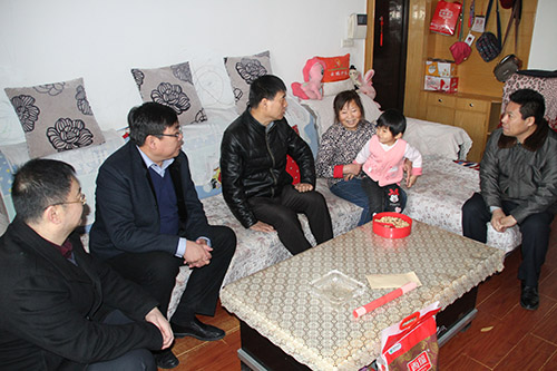 侯本英走访慰问贫困职工