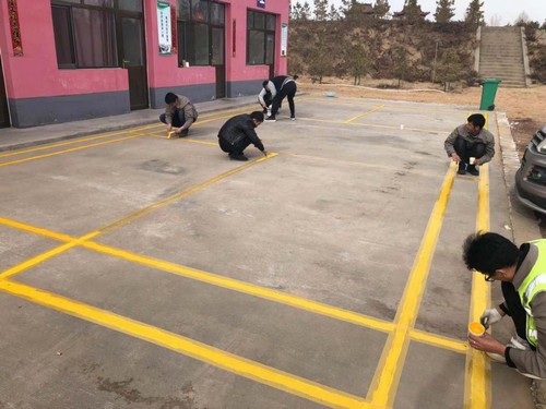 项目部的“专业球场”健身强体乐工作