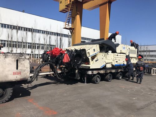 陕煤建设掘进公司：红柳林项目部EML-340连续采煤机顺利入井