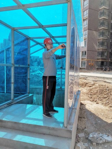 风吹浪打揉不碎，寒来暑往见精神