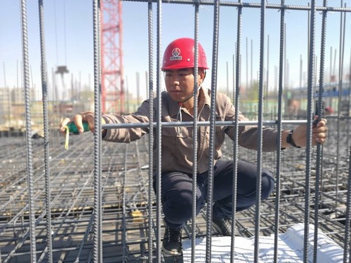 相濡以沫牵手共行，业绩突出同台受奖