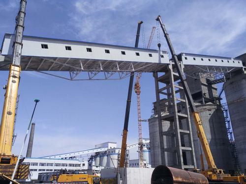 陕煤建设韩城分公司危大工程钢桁架顺利吊装完成