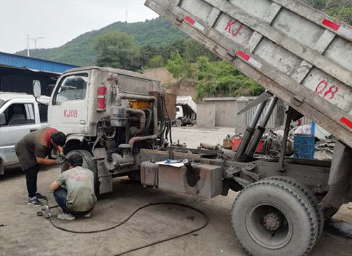 陕煤建设矿建三公司双龙项目部对无轨胶轮车制动装置进行升级改造