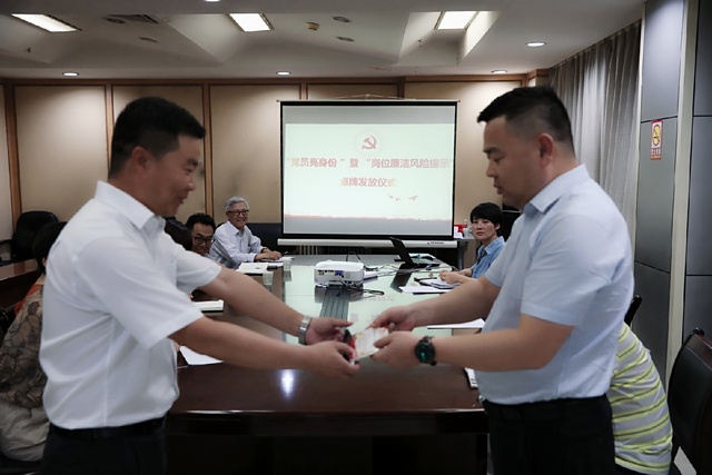 亮身份,陕煤建设路桥分公司党员干部在行动!