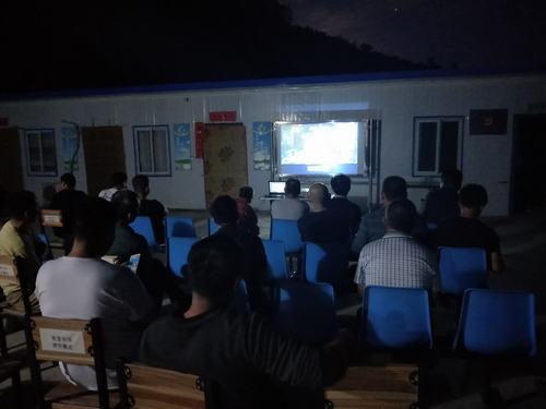 陕煤建设矿建二公司用“移动电影”丰富基层员工生活