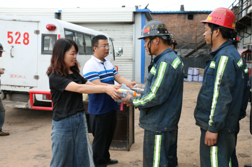 清凉送一线  关怀润心田