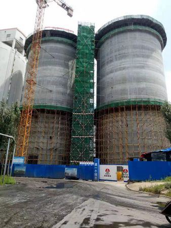 陕煤建设天工公司土建九部承建的文家坡产品仓工程滑模一次性浇筑完成