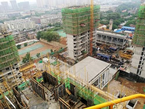 陕煤建设渭南分公司第五项目部承建的礼悦阁精品住宅小区1#2#主体顺利封顶