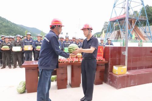 公司领导深入一线“送清凉”慰问