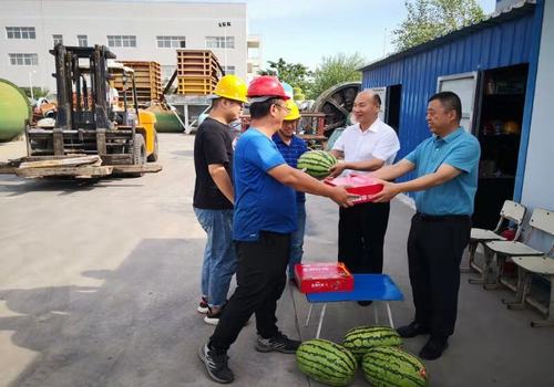 设备租赁中心党政领导深入一线送清凉