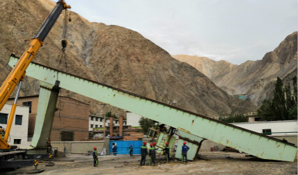 陕煤建设机电安装公司承建的镜铁山矿报废龙门吊拆除“安全落地”