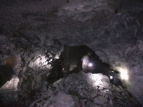 陕煤建设矿建二公司车村项目部井底行人联络巷实现精准贯通