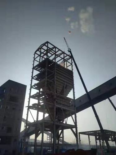 陕煤建设韩城分公司神木燕家塔煤炭物资集运公司装车站工程顺利封顶