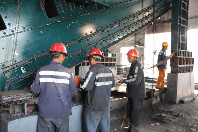 陕煤建设洗选煤运营公司红柳运营项目部顺利完成弛张筛更换及调试工作