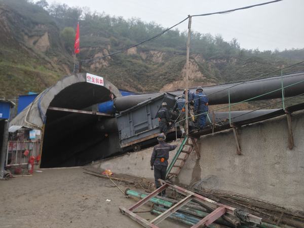 陕煤建设矿建二公司车村项目部给煤机顺利入井