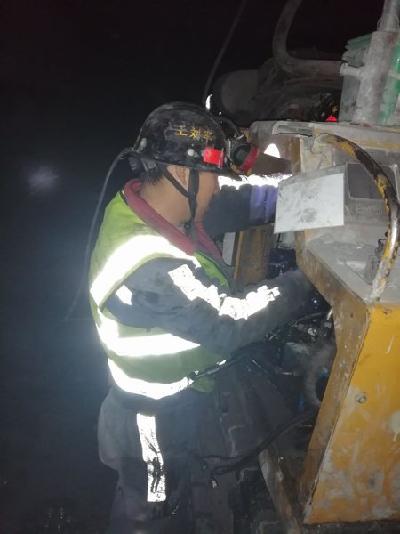 陕煤建设掘进公司：综掘检修工中的“救场硬汉”