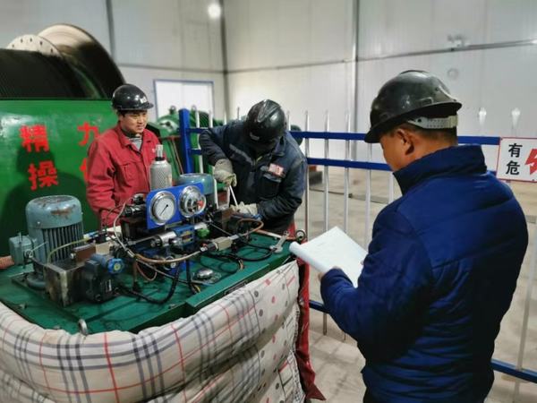 陕煤建设矿建二公司进行提升设备“大体检 ”