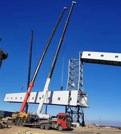 陕煤建设天工公司承建的大保当清水煤炭集运站转载点至落煤筒栈桥顺利吊装