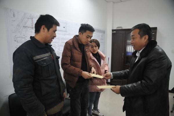 陕煤建设掘进公司:节前慰问困难员工 真情关爱暖人心