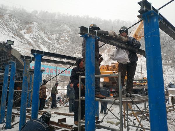 陕煤建设矿建二公司安装项目部奏响风雪“狂想曲”