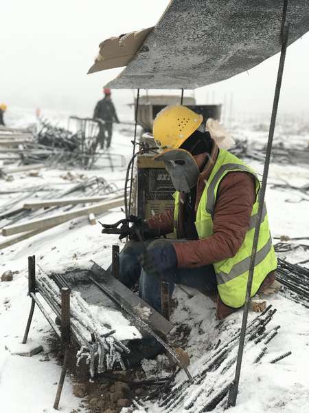 风雪中的建筑人