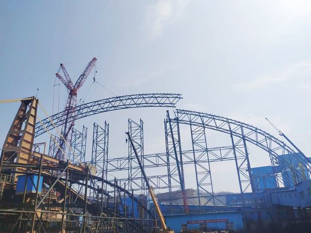 陕煤建设洗选煤运营公司：清水川储煤场封闭工程第一榀28轴A、B段管桁架吊装完成