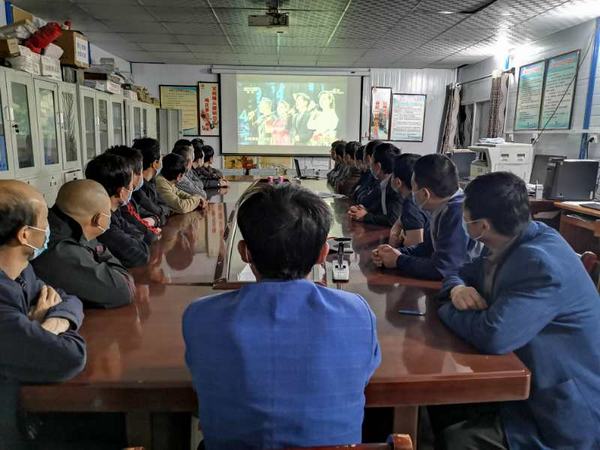 陕煤建设矿建二公司组织观看“中国梦·劳动美”5·1特别节目