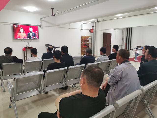 陕煤建设洗选煤运营公司认真组织收看致敬劳动者“五一”特别节目