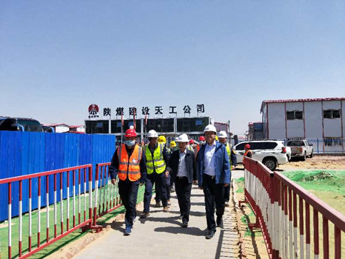 榆林化学公司董事长宋世杰莅临天工公司1、2#宿舍检查指导工作