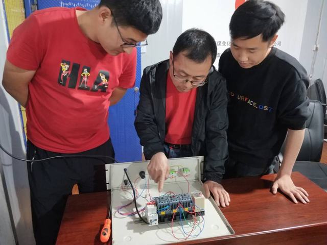 陕煤建设洗选煤运营公司柠条塔运营项目部：废旧电箱巧变“练兵场” 导师带徒实操出奇招