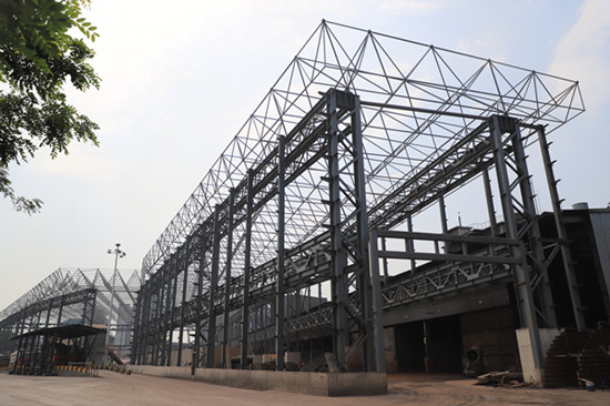 陕煤建设汉中分公司承建的汉钢公司2#料场网架吊装顺利完成