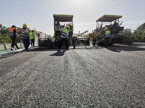 陕煤建设路桥分公司天汉大道项目新建道路完成沥青摊铺