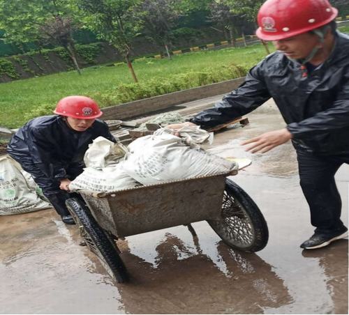 咸阳分公司所属各单位雨中防汛忙