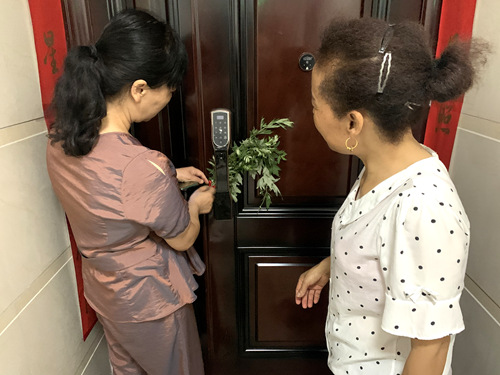 陕煤建设公司：龙湾水境小区物业开展“送艾草、迎端午”活动