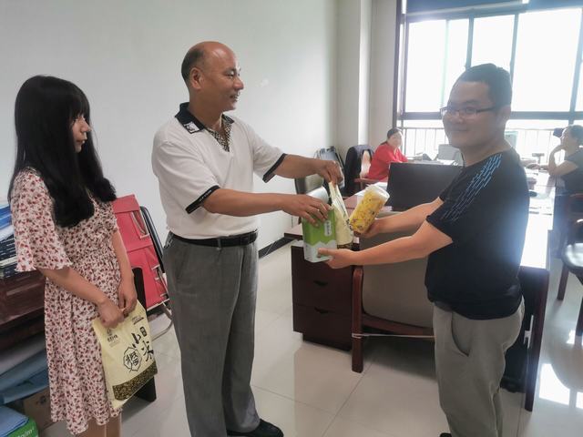 炎炎夏日送清凉 真切关怀到一线