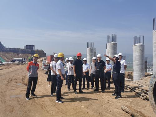 彬州市人大副主任衡冲莅临银西高铁彬州东站前广场调研巡查工作