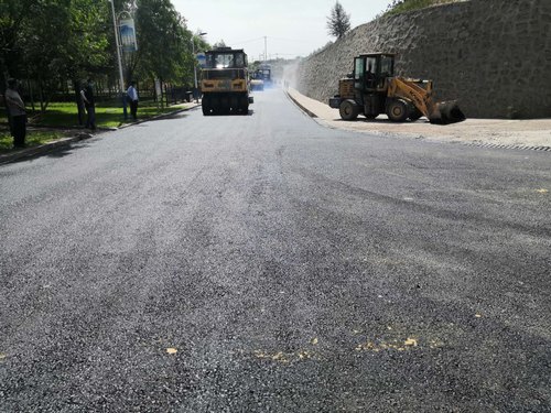 陕煤建设路桥分公司柠条塔旧路改造工程完成沥青路面铺设