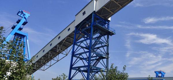 陕煤建设洗选煤运营公司安装第二项目部山阳煤矿栈桥钢架支腿除锈刷漆进行时