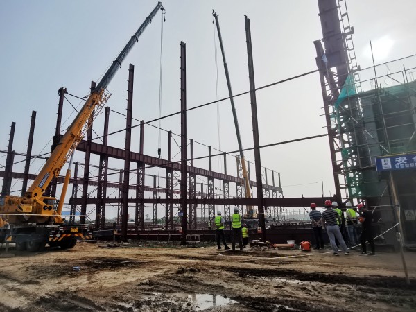 陕煤建设渭南分公司南京金龙项目首个高危大工程吊装工作顺利开始