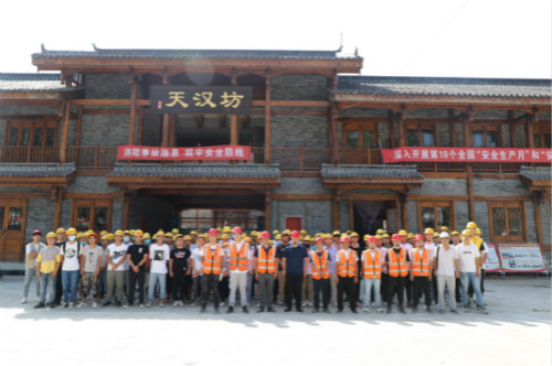 陕西理工大学百余学生走进天汉坊项目工地观摩学习
